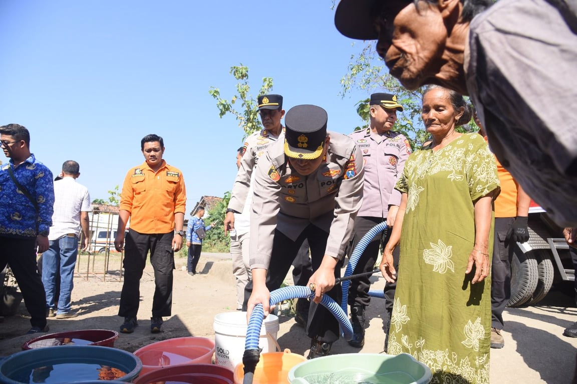 Police Distribute Clean Water to 20 Hamlets Affected by Drought in Bondowoso