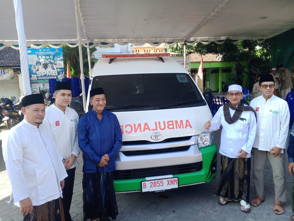 Ponpes Bahrul Ulum Tambakberas Jombang Terima Wakaf Dua Ambulans dari YANMU untuk Muktamar NU