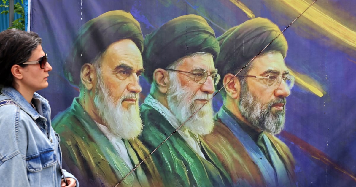 الغموض يحيط بقيادة إيران الجديدة مع تغير موازين القوى في ظل الحرب