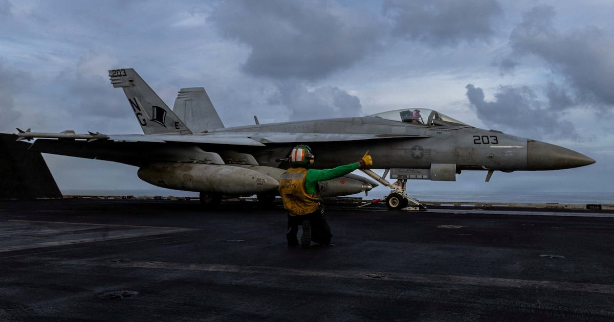 Акции падают, а нефть резко дорожает из-за опасений, что наращивание военного присутствия США приведёт к затяжной войне