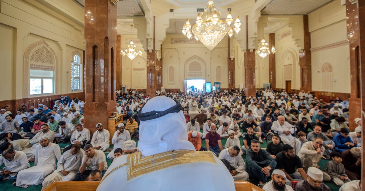 La foi plutôt que la peur : les fidèles des Émirats se rassemblent malgré les alertes de sécurité