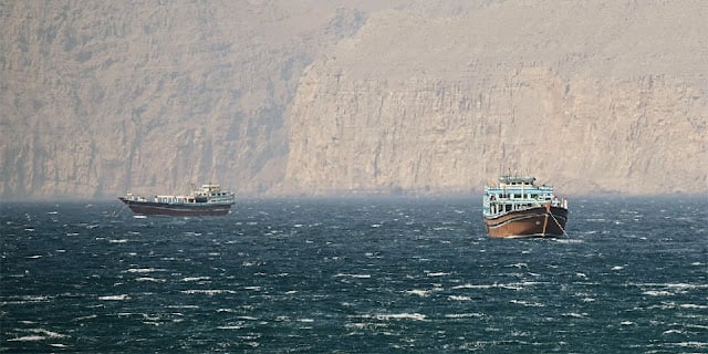 Iran Kembali Tutup Selat Hormuz Usai Blokade Amerika Serikat