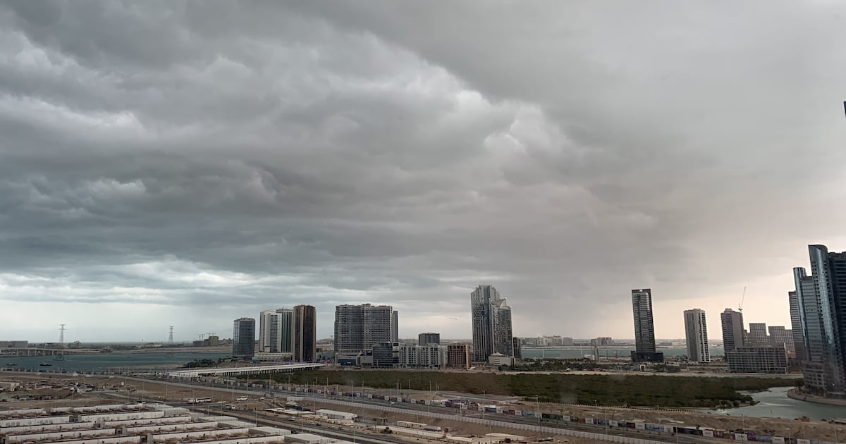 Сильные дожди и грозы в Абу-Даби и Дубае, на севере ОАЭ выпал град. Власти предупреждают о ветре до 55 км/ч и возможных изолированных торнадо, пик в четверг/пятницу. В Фуджейре машину водителя смыло в затопленном вади, но он не пострадал, что усилило призывы к осторожности. На ключевых дорогах снижены ограничения скорости, верующим в пострадавших районах советуют молиться дома. Проявляйте крайнюю осторожность, избегайте затопленных зон и следите за официальными сообщениями.