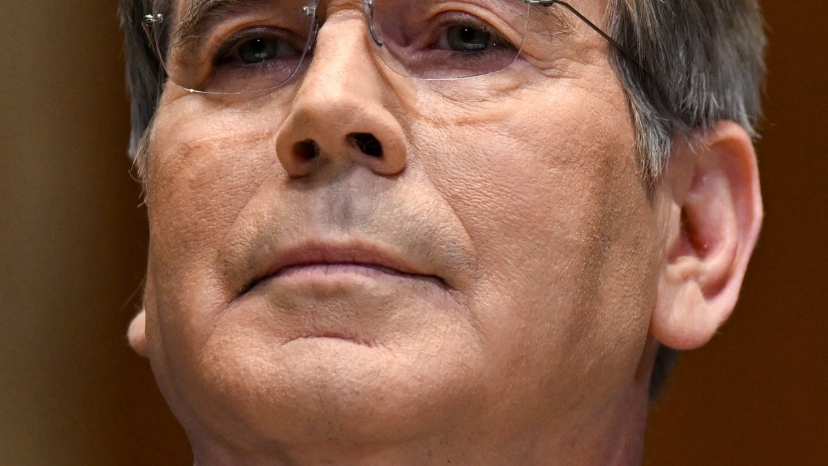 په جیوپولیټیکي تنشونو کې د پیسو بدلې په تمرکز کې دي