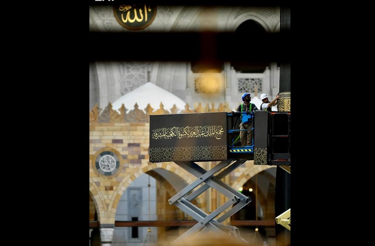 Proses Penggantian Kiswah Ka'bah Suci Dimulai