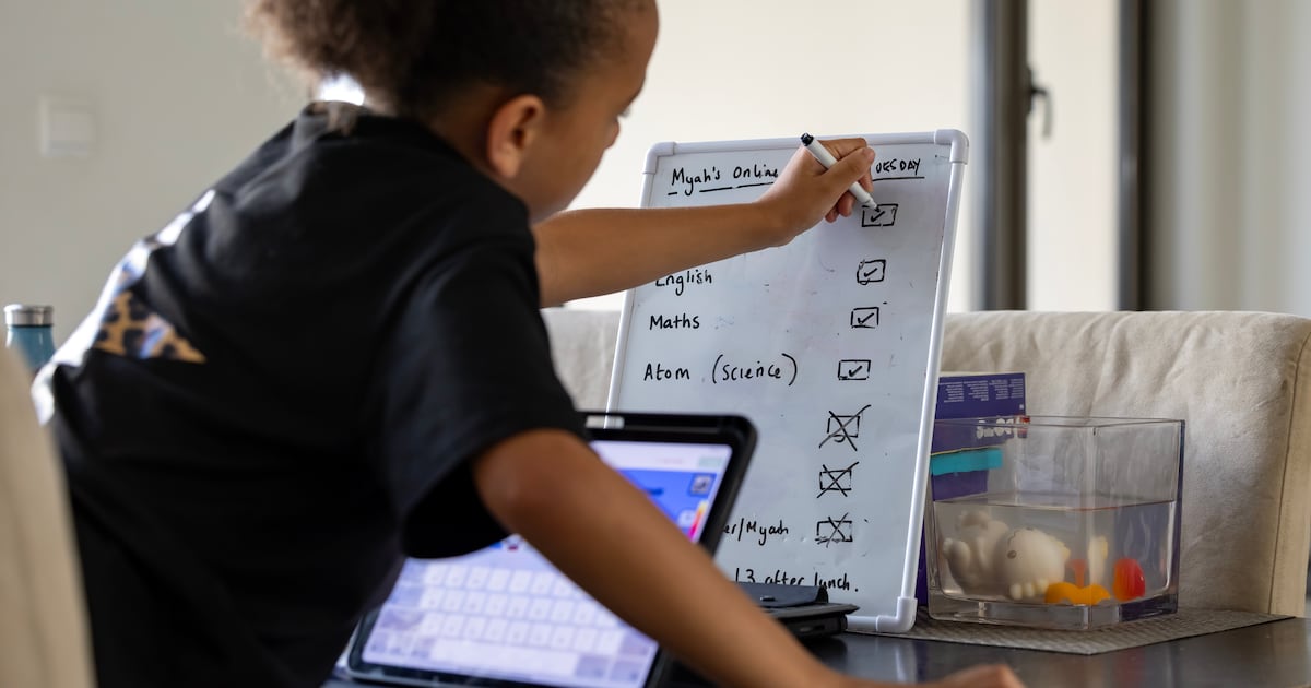 UEA Ngalonggengkeun Pangajaran Jauh Lantaran Tegangan Daérah Nu Masih Aya