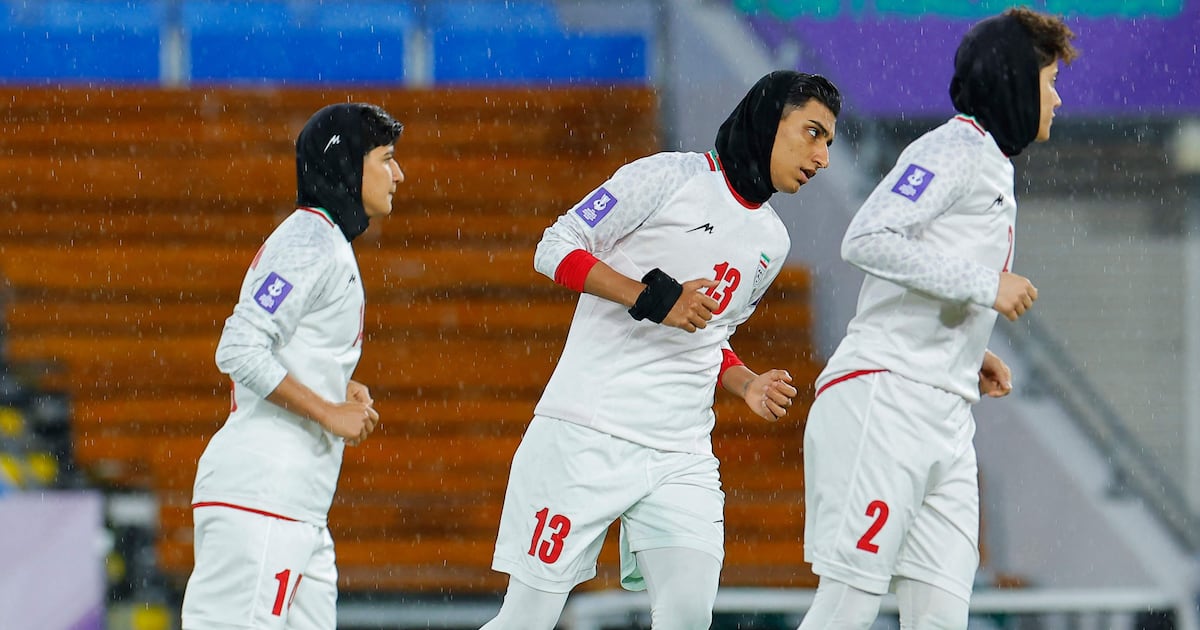 مستقبل منتخب إيران لكرة القدم النسائي غامض بعد احتجاجات النشيد