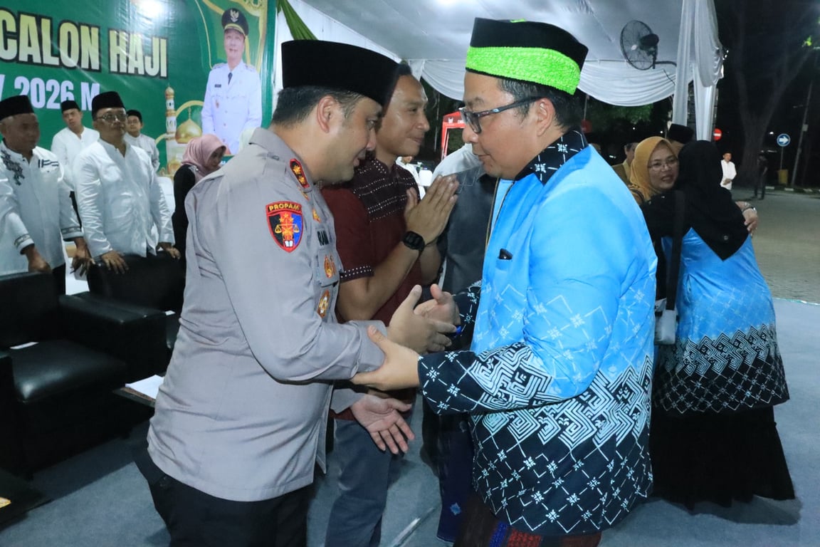 Atusan Calon Jemaah Haji Gresik Gelombang Pertama Lunga menyang Tanah Suci