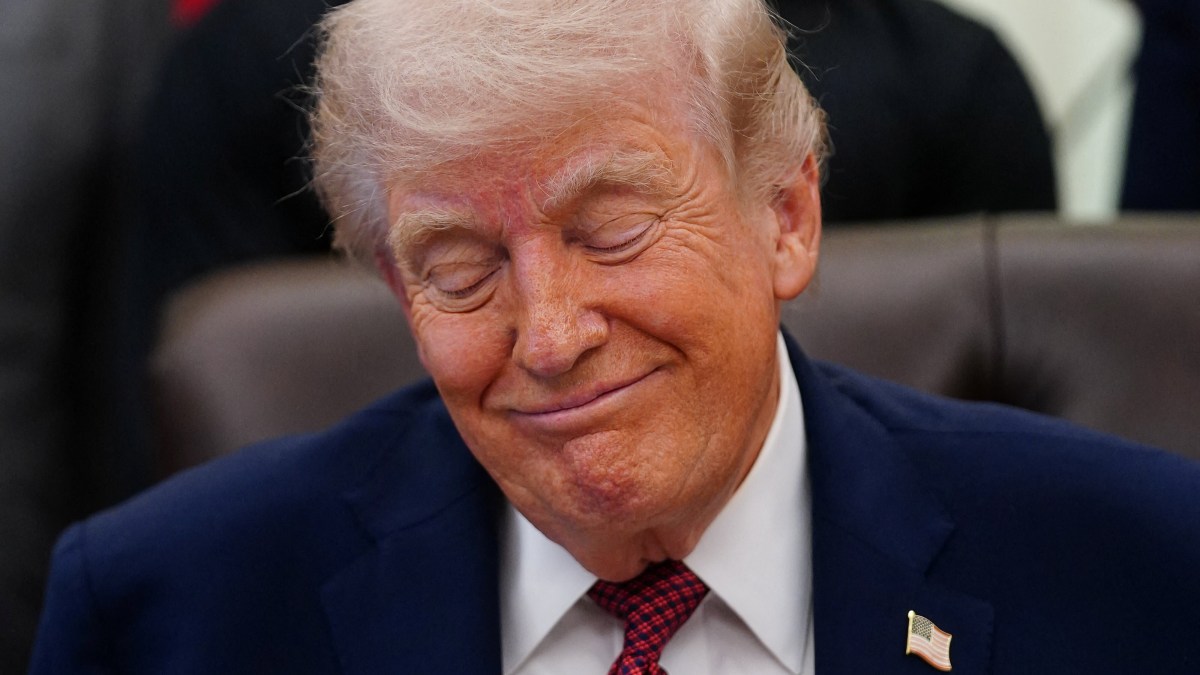 ترامب يعلن تمديد وقف إطلاق النار مع إيران لكنه يؤكد استمرار الحصار