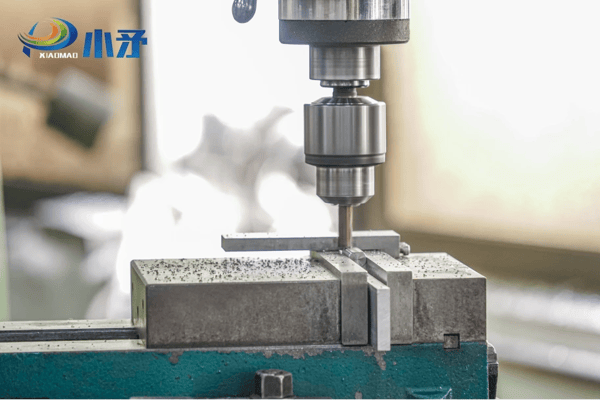 在微电子器件的核心部分，一条肉眼难以察觉