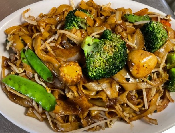 CN7. Black Bean Vegetable Chow Fun 黑豆蔬菜炒粉