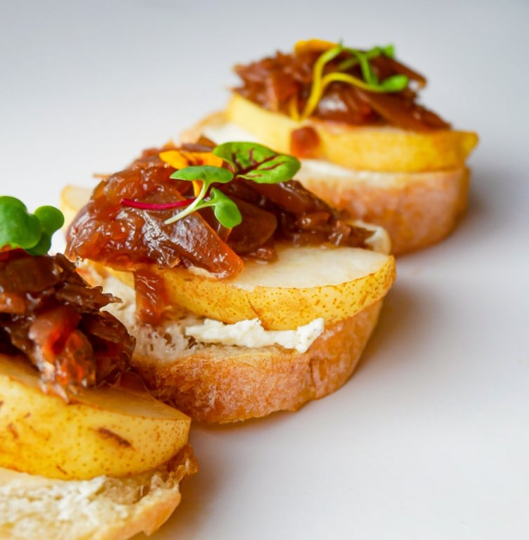 Crostinis poire, bleu et oignons caramélisés