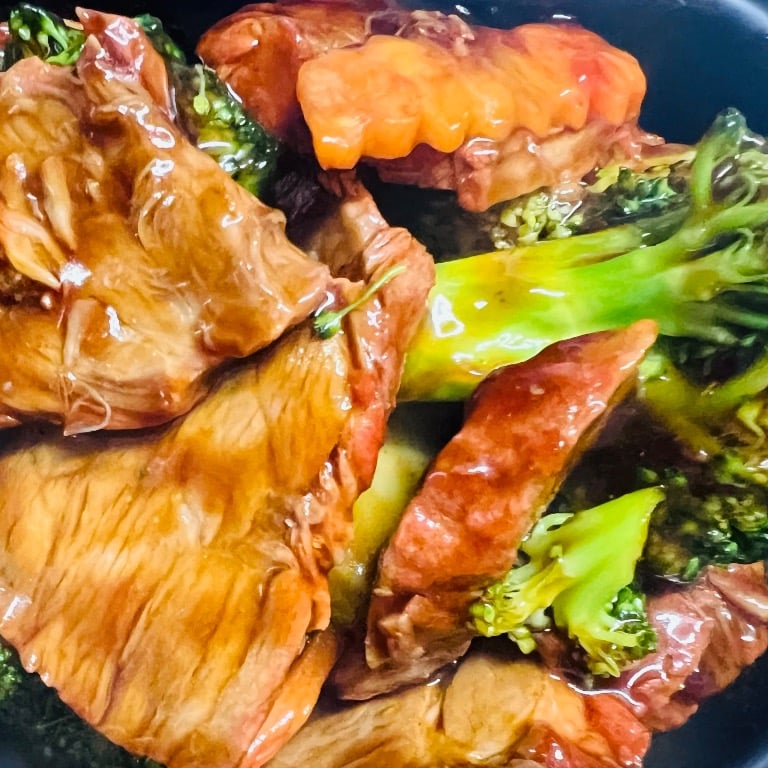R4. 芥兰叉烧<br>Roasted Pork w. Broccoli in Brown Sauce
