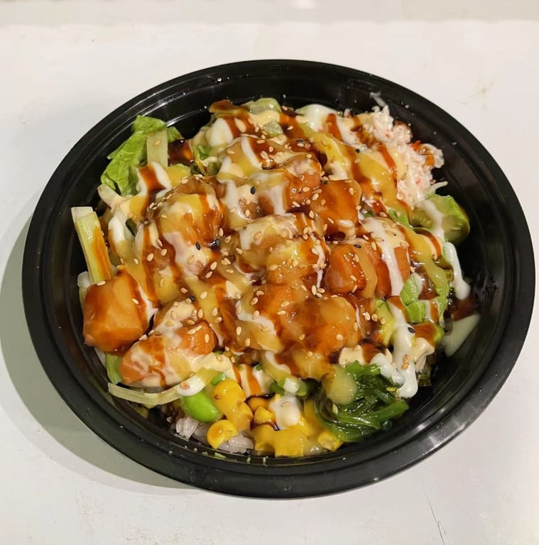 B.三文鱼盖饭<br>연어<br>Salmon Poke Bowl