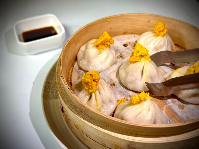 D2. Steamed Shanghai Bun Topped w. Crab Meat (6 pcs)