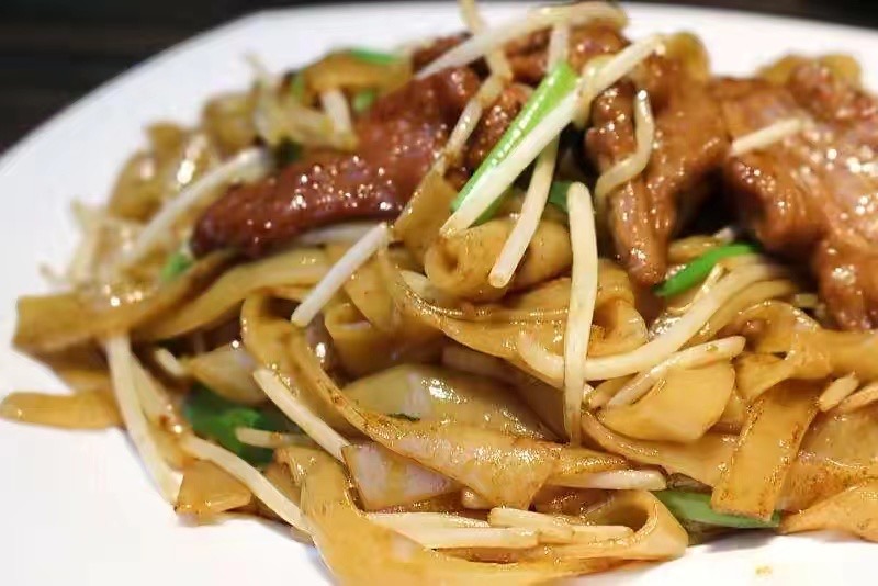 14. 干炒牛河 Pan Fried Thick Rice Noodle with Beef