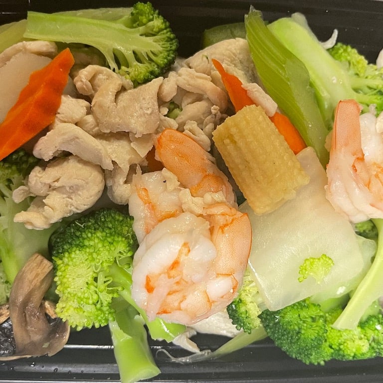 D 7. Steamed Shrimp & Chicken w. Mixed Vegs.