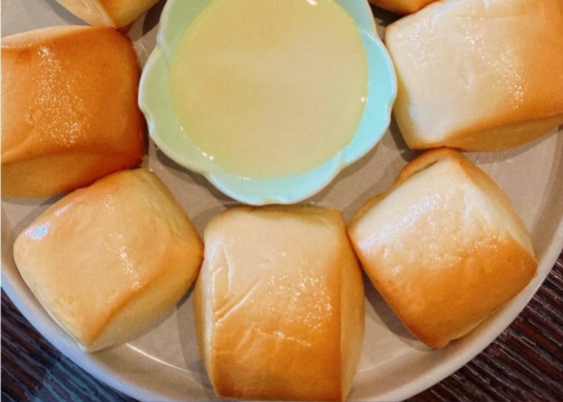 11. 黄金小馒头 Golden Fried Chinese Bread with Condensed Milk (8p)