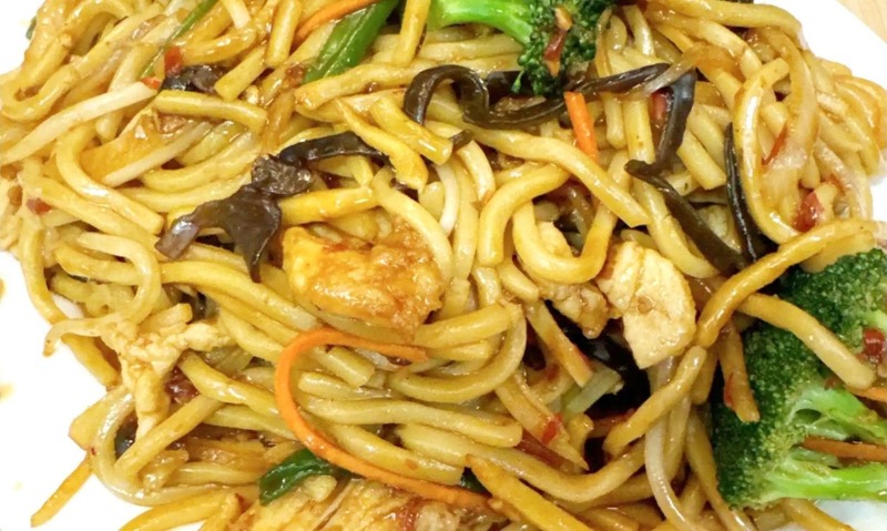 Chicken w. Garlic Sauce Chow Mein