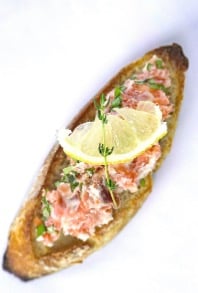 Crostinis tartare de saumon fumé
