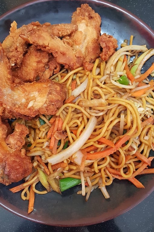 W4. Chicken Wings w. Lo Mein