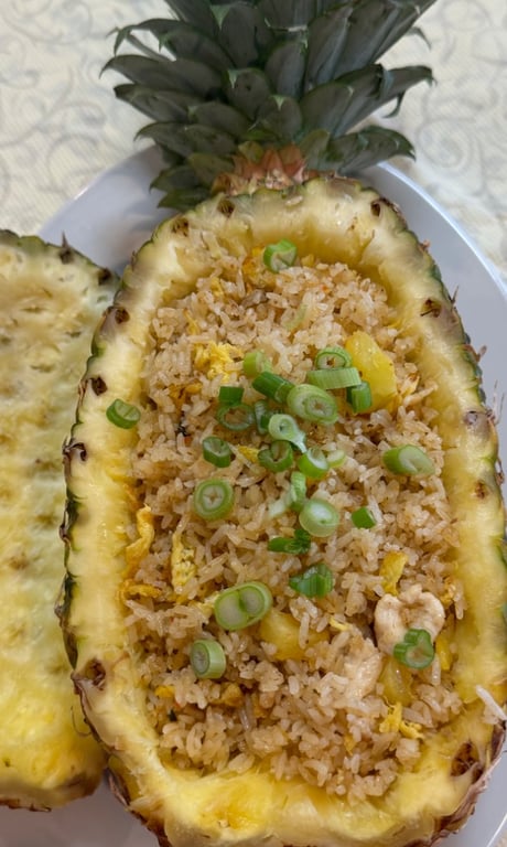 25. 菠萝海鮮炒飯 Pineapple & Seafood Fried Rice