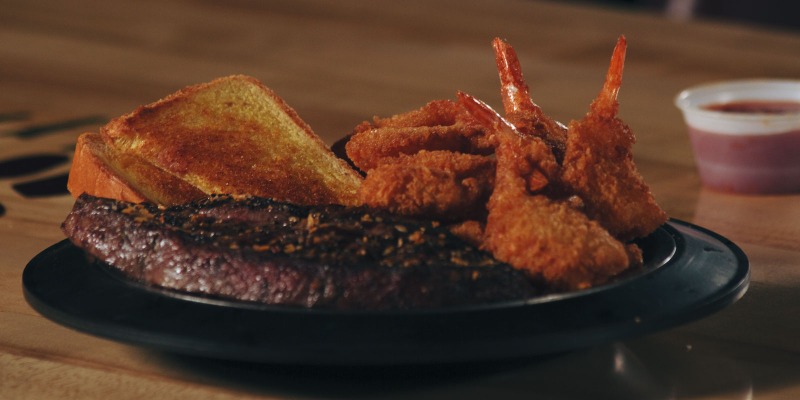 8 oz. Sirloin with Prawns and Toast Image