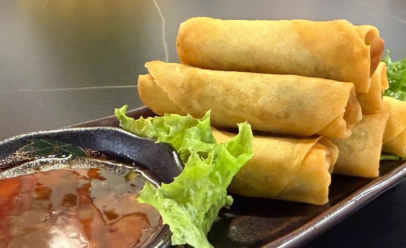 8. 素春卷 Spring Rolls (6 pcs)