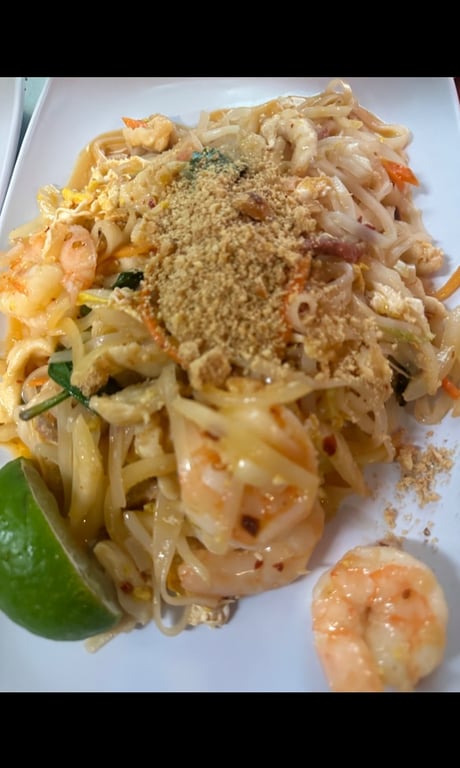 105. Shrimp Pad Thai Rice Noodle