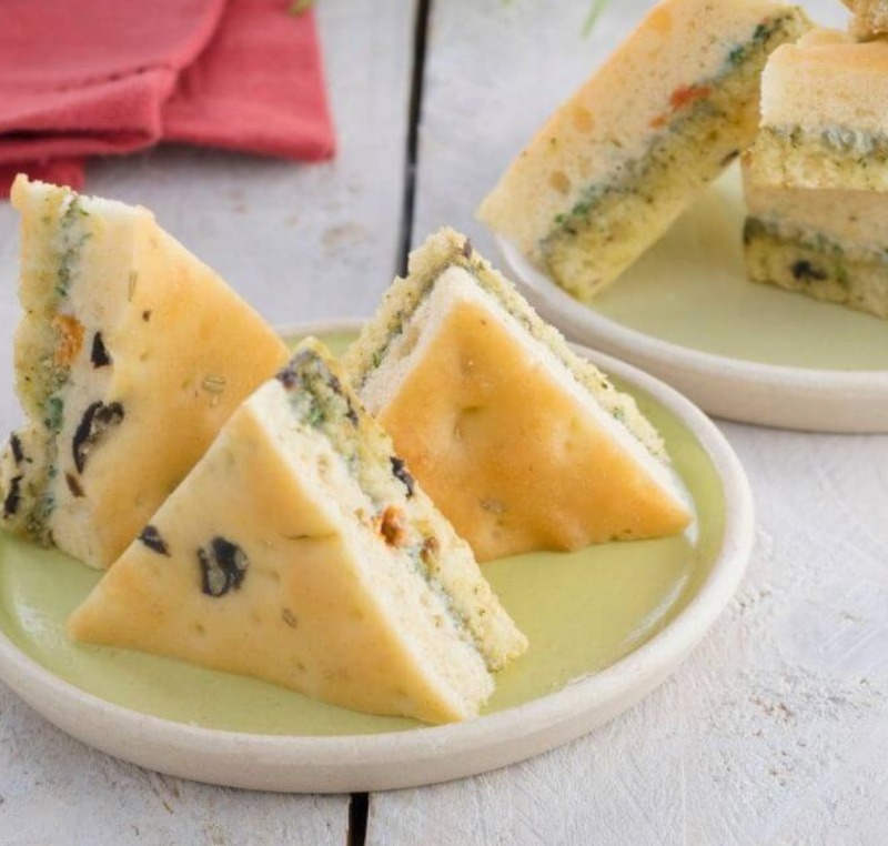 Mini-sandwich tomate et pesto