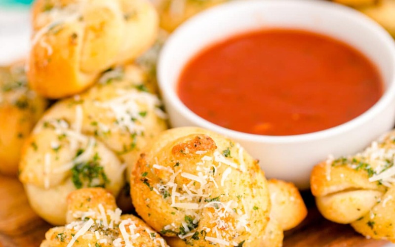 8 pc Garlic Knots