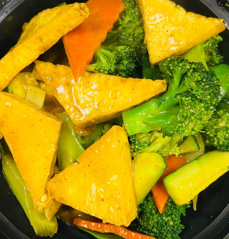T3. Thai Yellow Curry Tofu And Vegetables 泰式咖喱豆腐什菜