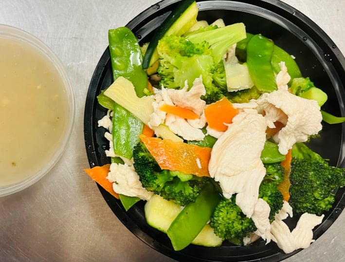 V6. Steamed Chicken w. Vegetables 蒸菜鸡