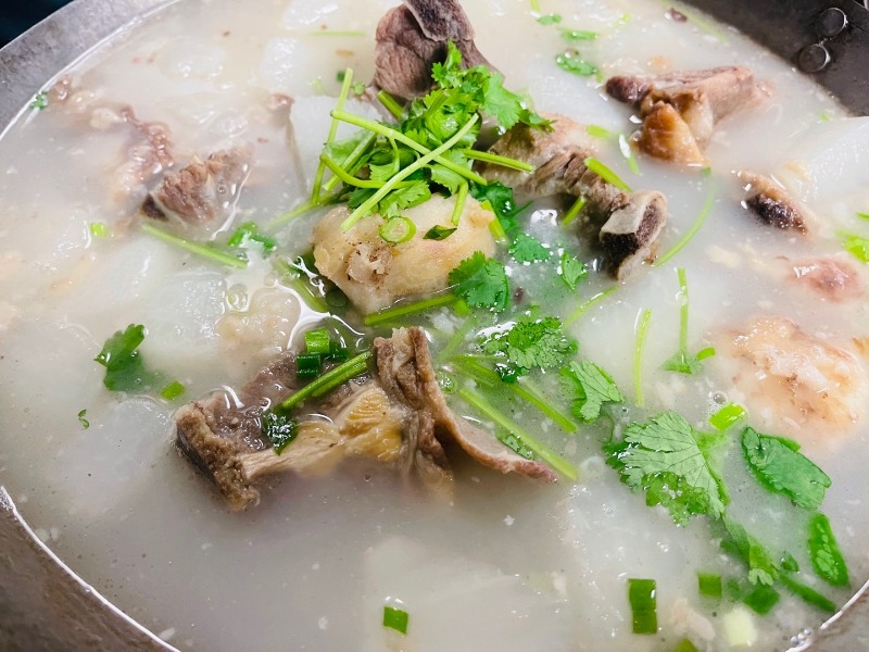 3. 清汤大铁锅羊蝎子 Lamb Spine In Iron Wok with Broth