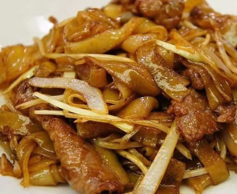 103. Beef with Flat Rice Noodle