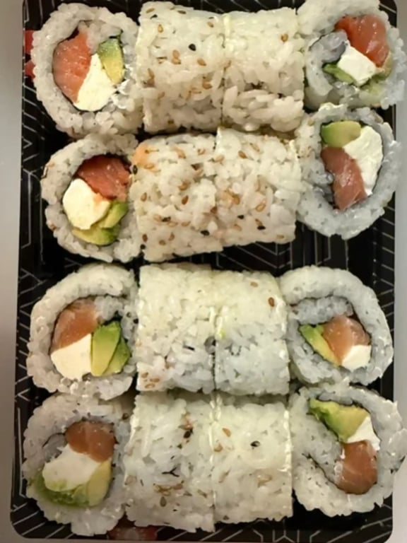 C17. Smoke Salmon Roll (8 pcs)