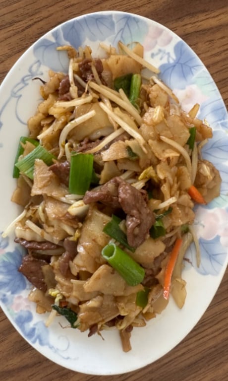 319. Beef Flat Rice Noodles
