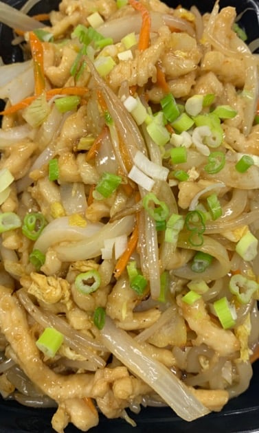 E27. Pan-Fried Udon with Shredded Chicken