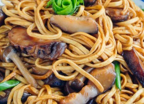 90C. HK Seafood Yi Fu Braised Noodle 海鲜干烧伊面