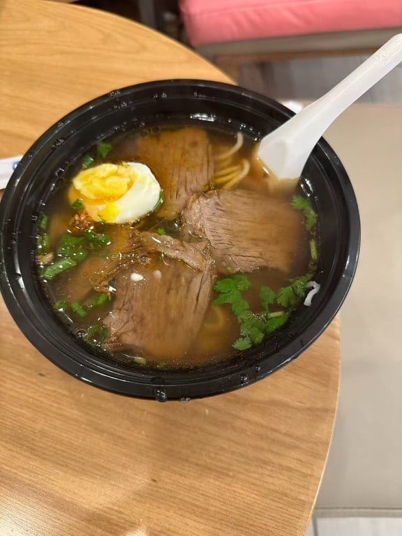 1. 牛肉麵 Beef Noodle Soup