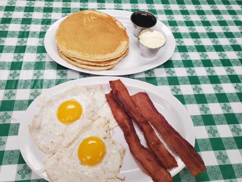 PANCAKES, 2 EGGS & 3 BACON (pork)