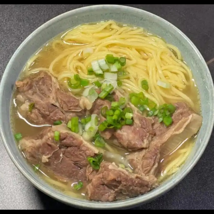 G1. 清汤牛肉面 Beef Noodle Clear Soup