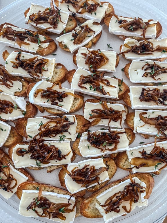 12 Crostinis Brie et oignons caramélisés