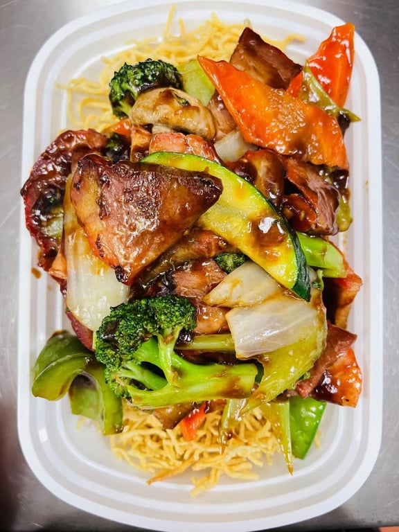 Pan Fried Noodles & Roast Pork with Mixed Vegetables 叉烧什菜两面黄