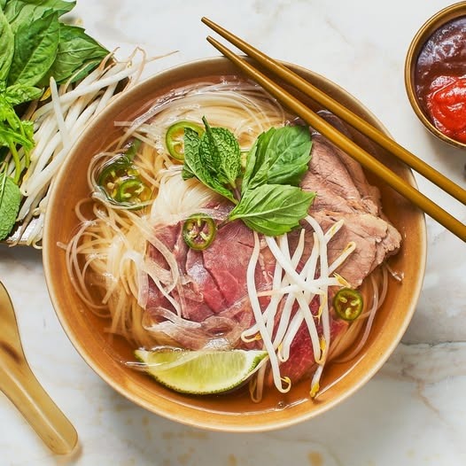Sopa de fideos con su elección de proteína