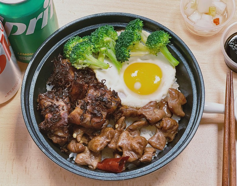 C4. Pork Belly with Preserved Vegetables & Braised Pork Intestines Claypot Rice 梅菜捂肉 & 红烧肥