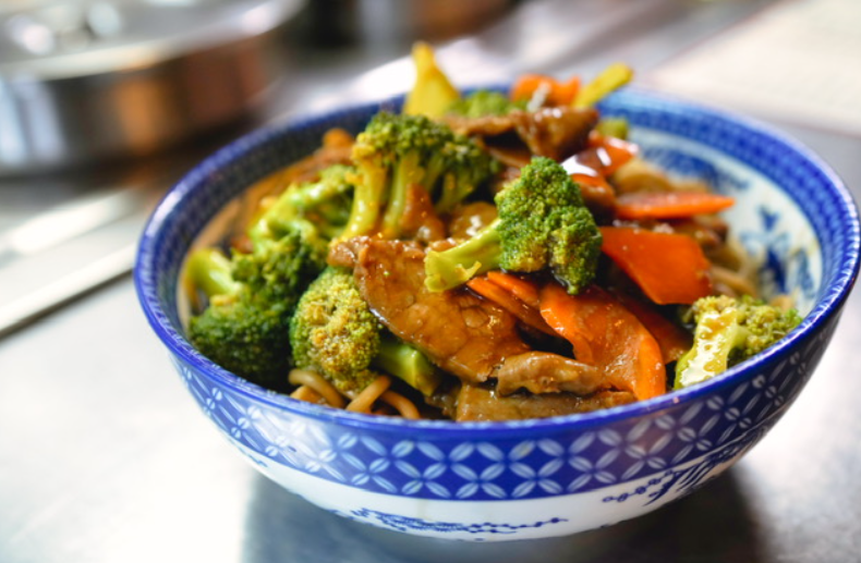 Beef with Broccoli Noodles<br>芥兰牛拌面