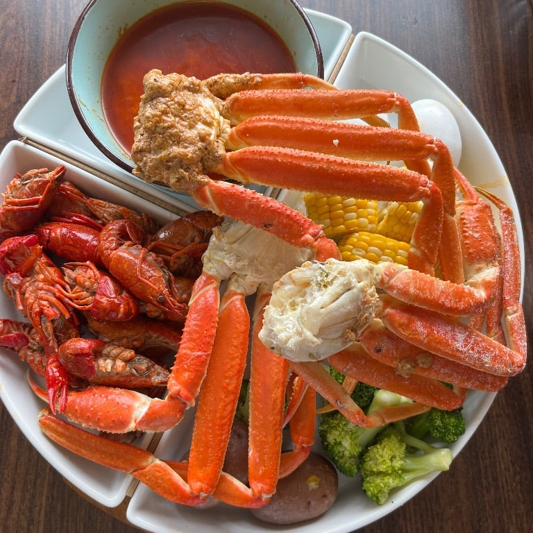S8. Snow Crab Legs & Crawfish