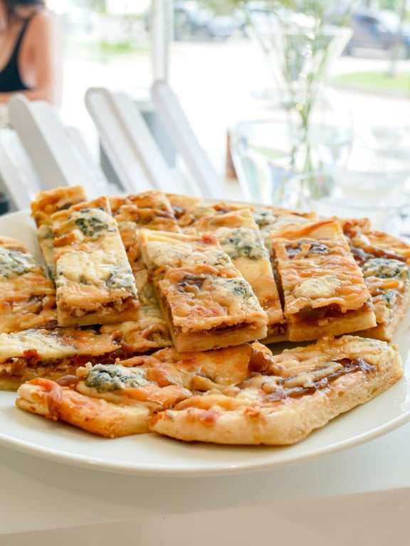 Mini-pizzas bleu & oignons caramélisés