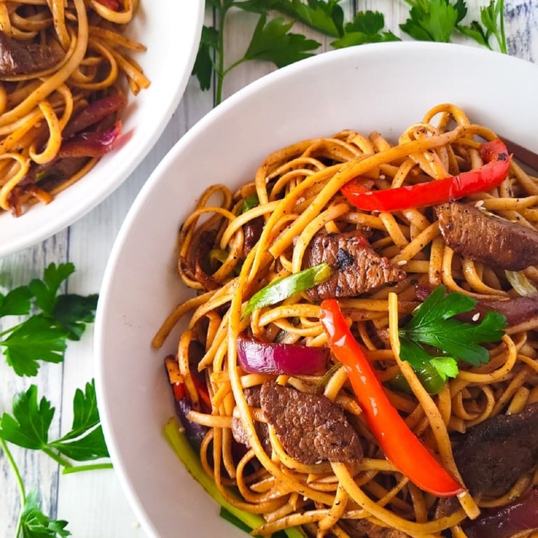 Tallarin Saltado de Carne (Peruvian Stir-Fried Noodles with Beef)